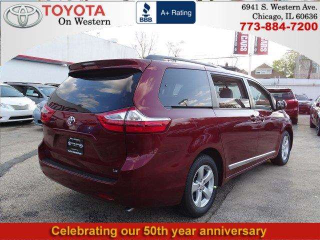 Toyota Sienna 2017 photo 2